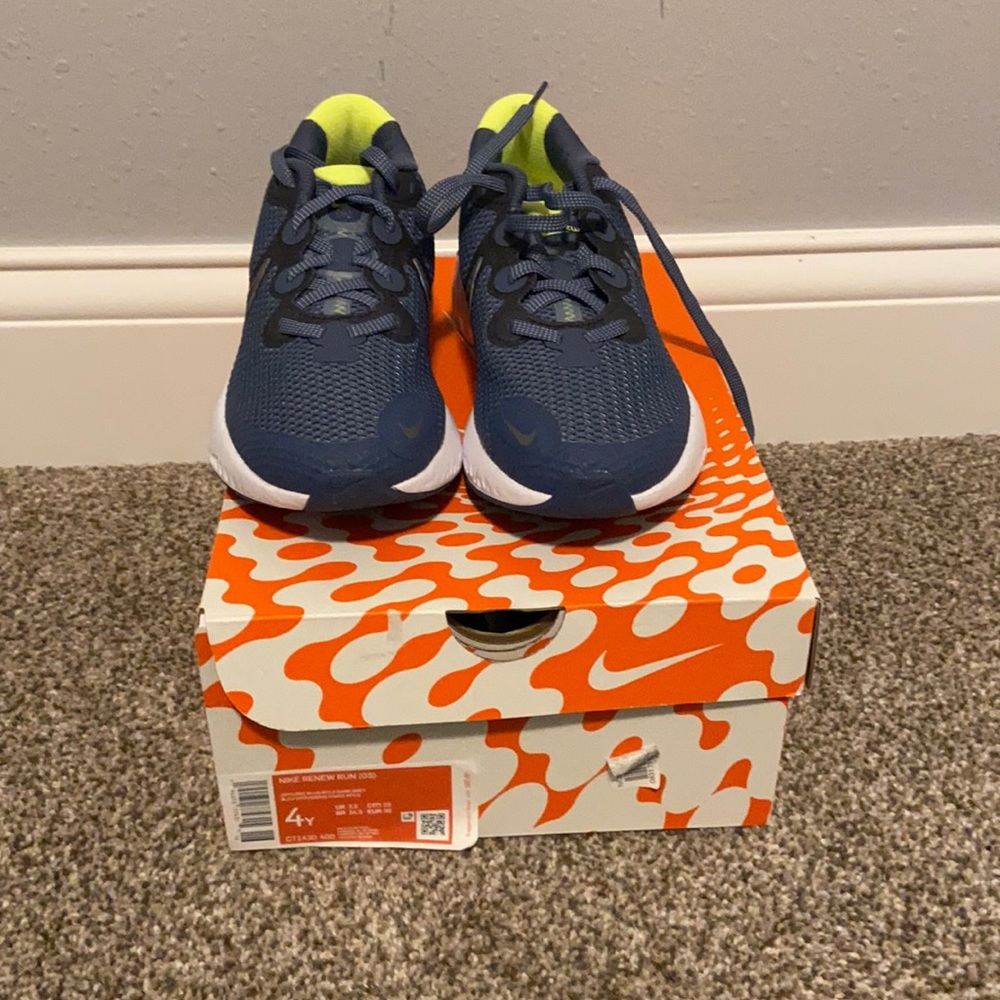 Nike renew run size 4Y